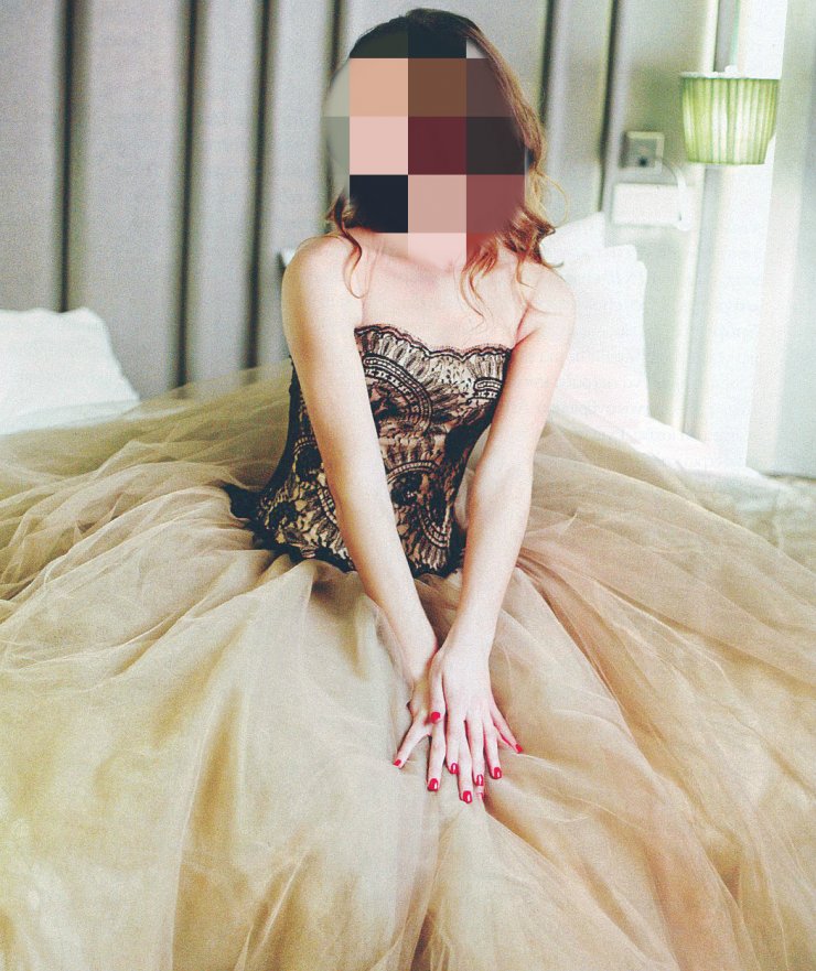 Συμμετέχουσα στο DWTS ανεβαίνει τα σκαλιά της εκκλησίας