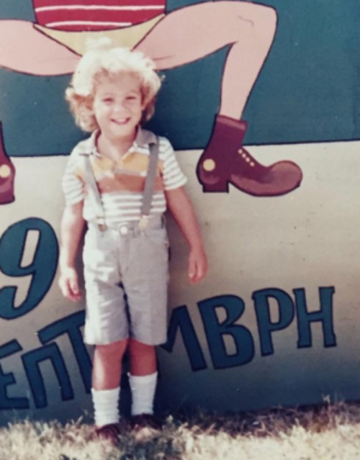 Ποιος κούκλος Έλληνας ηθοποιός είναι το αγοράκι στη φωτογραφία;