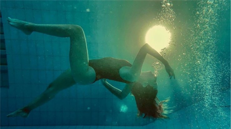 Ελληνίδα τραγουδίστρια σοκάρει: "Mε ξεκούμπωσε, με ξέντυσε, έβαλε τα χέρια του στα ευαίσθητα σημεία μου" [βίντεο]