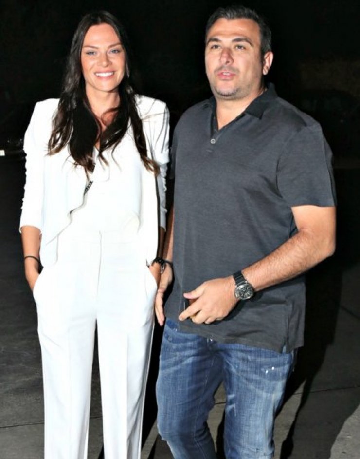 Αντώνης Ρέμος: Γιόρτασε τα γενέθλιά του επί σκηνής αγκαλιά με τις γυναίκες της ζωής του