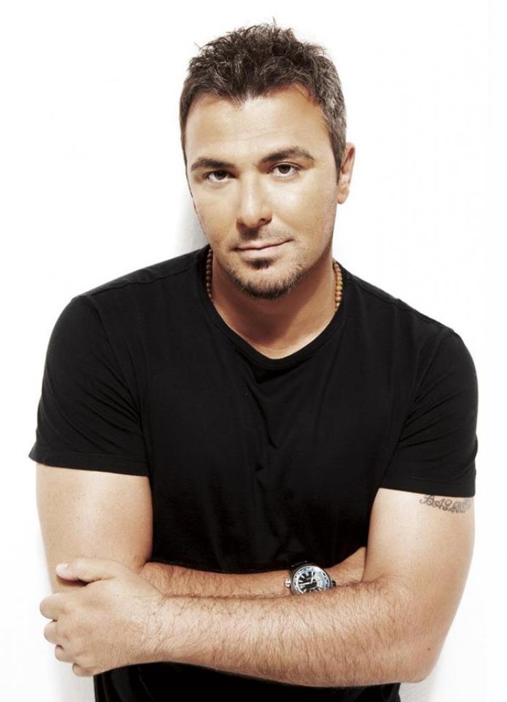 Αντώνης Ρέμος: Για ψώνια με την Υβόννη μετά τον τραυματισμό του