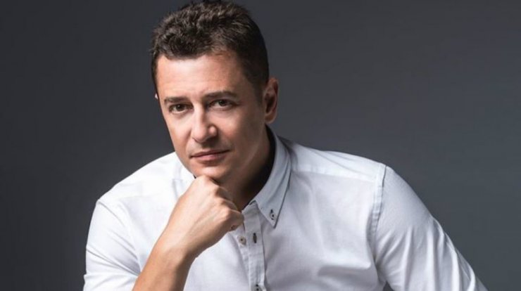 Ο Αντώνης Σρόιτερ ποζάρει με τις κόρες του στην παραλία!