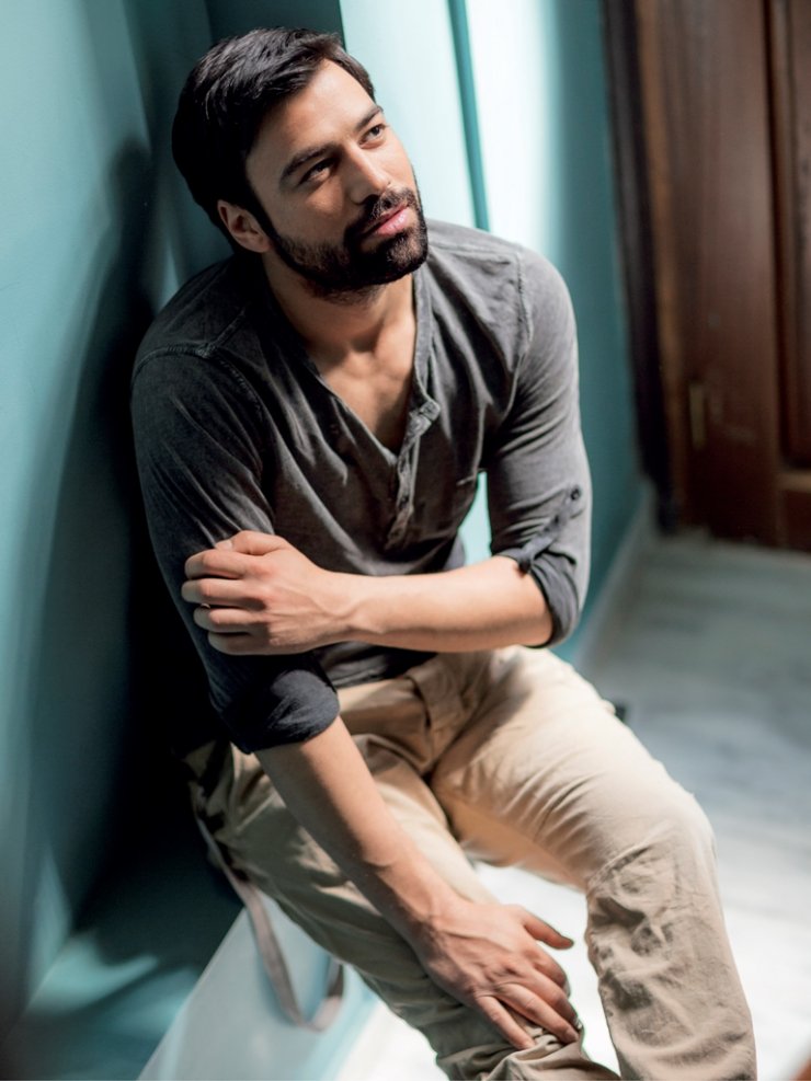 Αντρέας Γεωργίου: Δείτε τον γυμνό στο κρεβάτι