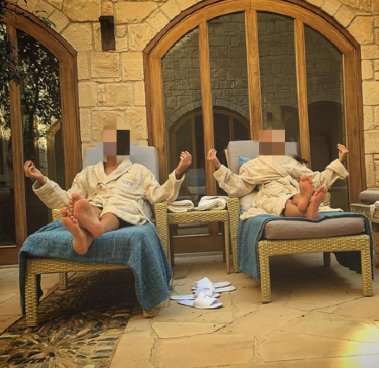 Ζευγάρι της κυπριακής showbiz με τα μπουρνούζια σε πολυτελές ξενοδοχείο!