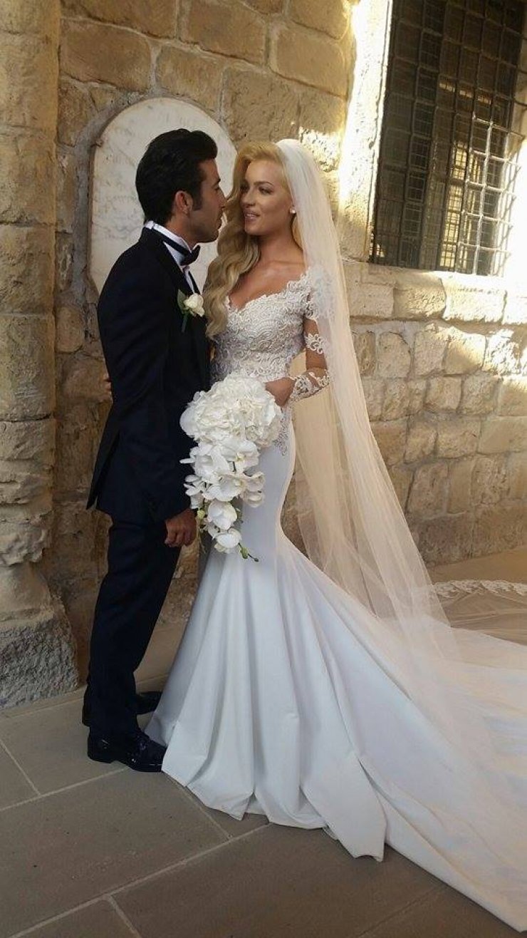 Καραντώνη – Σκουρουμούνης: Ποιοι Κύπριοι καλλιτέχνες θα τραγουδήσουν στο γαμήλιο πάρτυ;