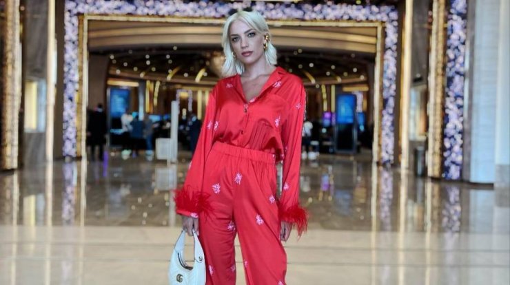 Άντρη Καραντώνη: Εμφανίστηκε με... άφρο μαλλιά [εικόνες] 