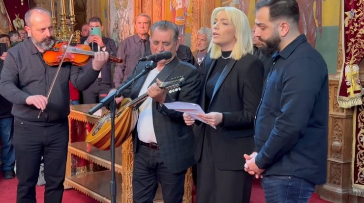 Άντρη Καραντώνη: Συγκινεί στην κηδεία της Κυριακούς Πελαγία τραγουδώντας στην εκκλησία [βίντεο]