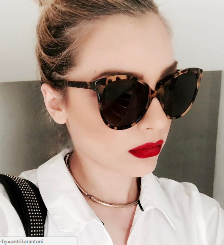 Το πιο γλυκό στιγμιότυπο της ημέρας! Η Άντρη Καραντώνη απλώνει τα ρούχα με την Αργυρώ στην αγκαλιά της!