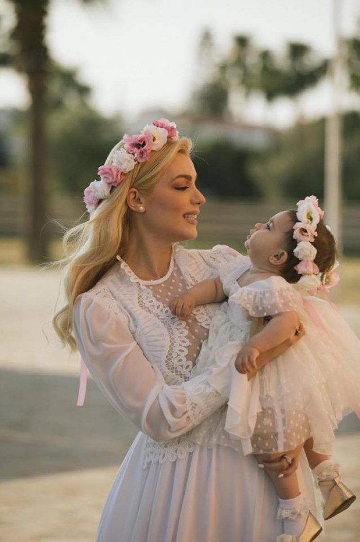 Άντρη Καραντώνη: Ποζάρει αγκαλιά με την κόρη της φορώντας μπουρνούζι! [εικόνα]