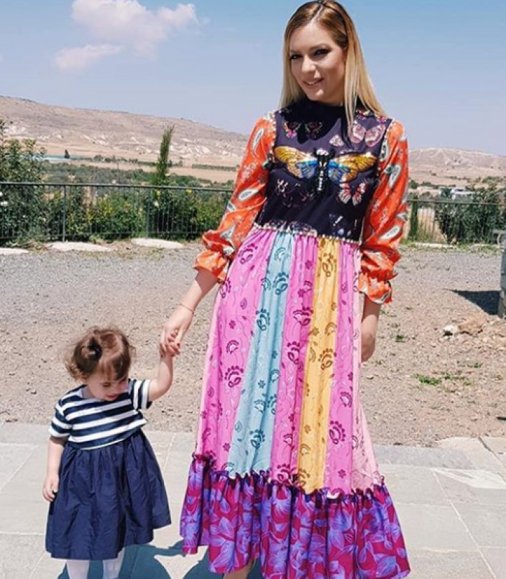 Είναι υπέροχη! Δείτε την ενάμιση έτους  κόρη της Άντρης Καραντώνη να τραγουδάει στα αγγλικά!