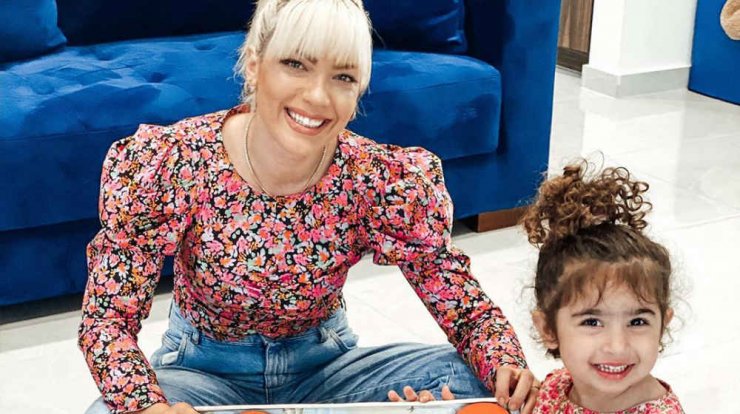 Άντρη Καραντώνη: Μας έδειξε την κόρη της να πηγαίνει βόλτα τον... φανταστικό της σκύλο! [βίντεο]