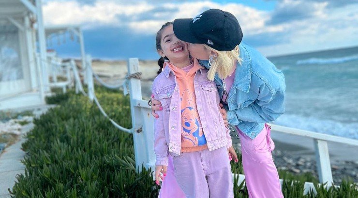 Άντρη Καραντώνη: Η κόρη της Αργυρώ χόρεψε τσιφτετέλι σε ταβέρνα και οι θαμώνες κατενθουσιάστηκαν! [βίντεο] 