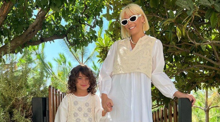 Άντρη Καραντώνη: Η κόρη της Αργυρώ ποζάρει με τα είδωλά της και ο ενθουσιασμός της δεν κρύβεται