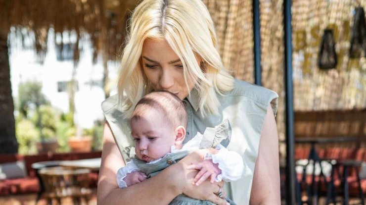 Άντρη Καραντώνη: Παιχνίδια στο νερό με τη μικρή Στυλιανή! [εικόνες]