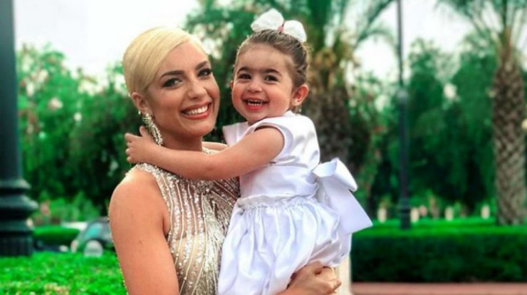 Η μικρή Αργυρώ φόρεσε ροζ περούκα και μιμείται φίλη της μαμάς της! [βίντεο]