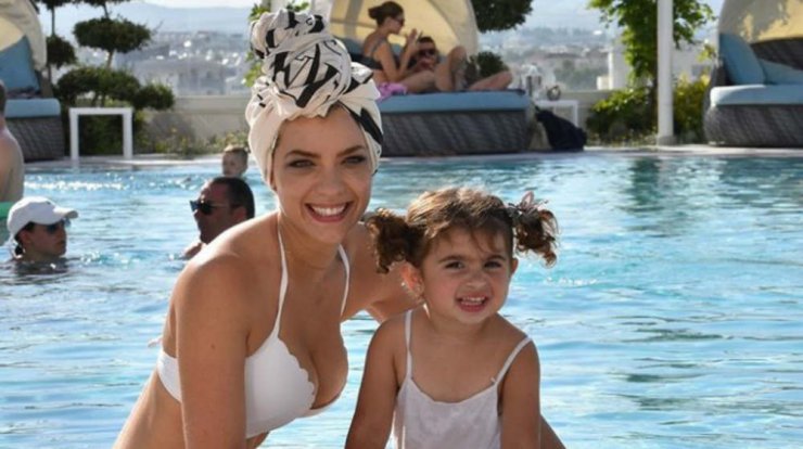 Άντρη Καραντώνη: Η κόρη της Αργυρώ τραγουδάει στο νέο τους σπίτι και τη λατρέψαμε! [βίντεο]