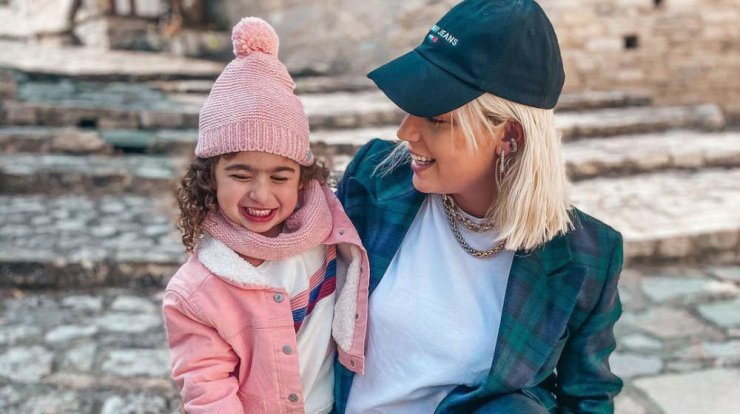 Άντρη Καραντώνη: Μας έδειξε την Αργυρώ να τραγουδάει Αργυρό σε ένα απολαυστικό βίντεο