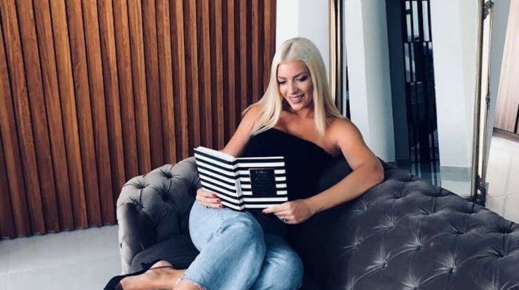 Άντρη Καραντώνη: Είδαμε πρώτη φορά ολοκληρωμένο το σαλόνι του σπιτιού της!