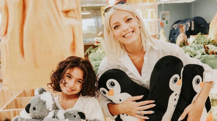 Άντρη Καραντώνη: Η κόρη της Αργυρώ της “έκλεψε” τα φορέματα [βίντεο]