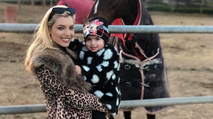 Άντρη Καραντώνη: Η ατάκα της μικρής Αργυρώς για Έλληνα τραγουδιστή που μας ξετρέλανε!