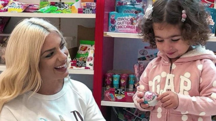 Άντρη Καραντώνη: Η μικρή Αργυρώ παίζει θέατρο με τη γιαγιά της και είναι υπέροχη! [βίντεο]