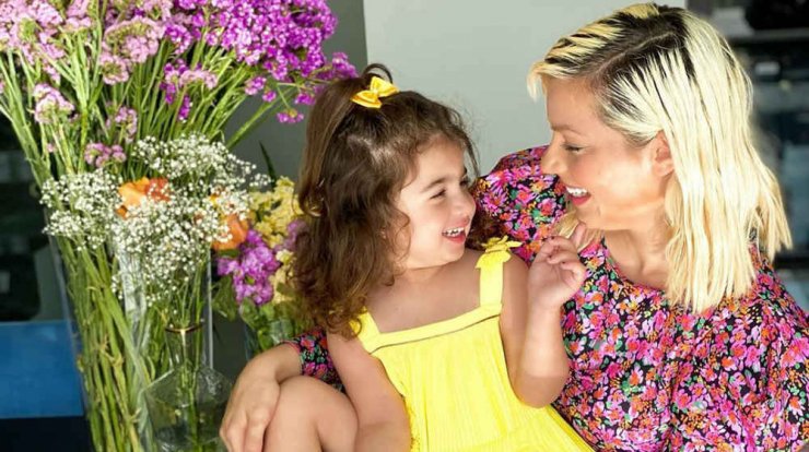 Άντρη Καραντώνη: Η μικρή Αργυρώ μας δείχνει ... το αδερφάκι της! [βίντεο]