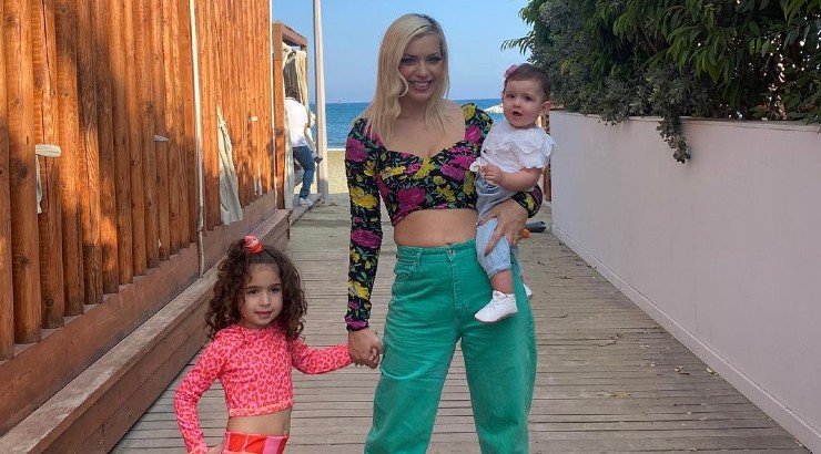 Άντρη Καραντώνη: Η απογευματινή εξόρμηση με τις δύο της κόρες στην παιδική χαρά! [εικόνες]