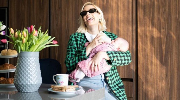 Άντρη Καραντώνη: Οι κόρες της ντύθηκαν matchy – matchy και ποζάρουν αγκαλιά! [εικόνα]