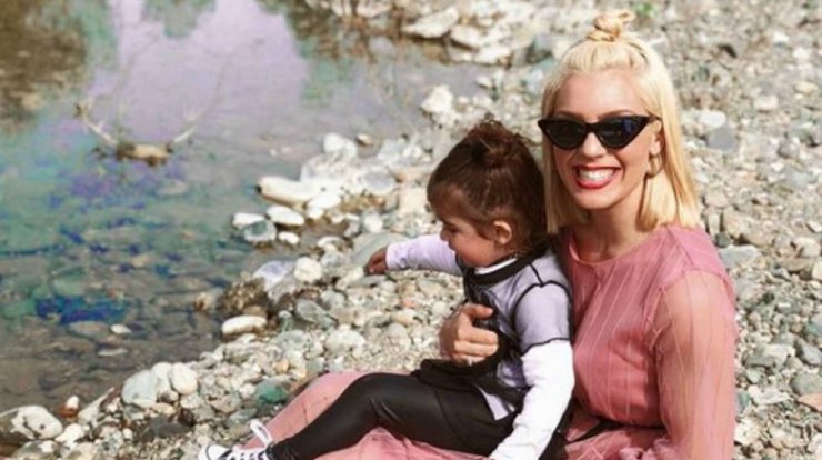 Άντρη Καραντώνη: Για βόλτα με τη μικρή Αργυρώ φορώντας το ίδιο outfit! [εικόνες]