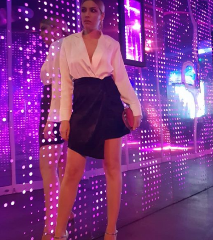 Ουπς! Άνοιξε το φερμουάρ της φούστας της Άντρης Καραντώνη ενώ διασκέδαζε έξω! [βίντεο & εικόνα]