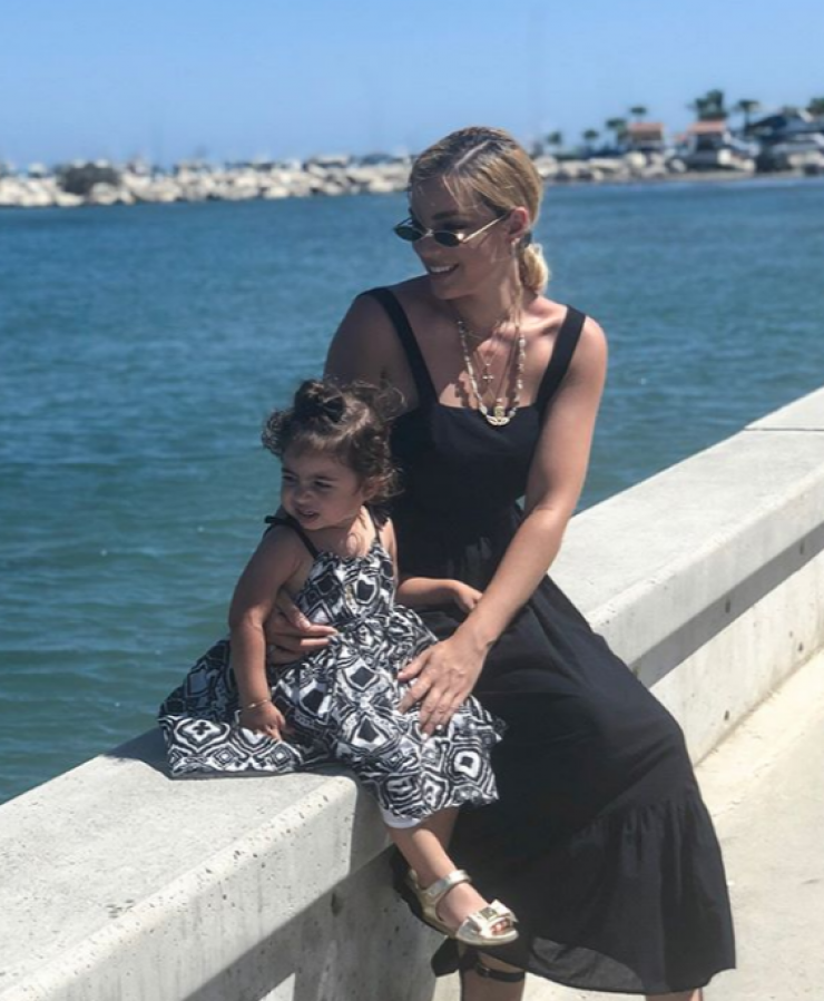 Άντρη Καραντώνη: Παιχνίδια με την κορούλα της στην άμμο! 