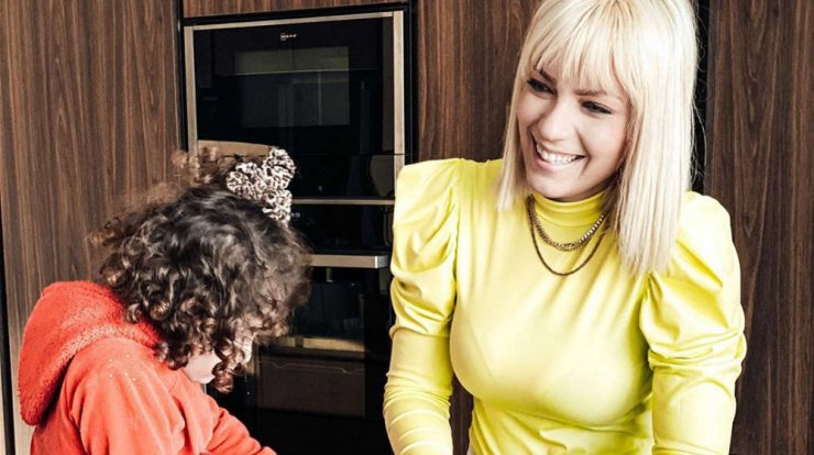 Άντρη Καραντώνη: Το στιγμιότυπο με τη μικρή Αργυρώ είναι ότι πιο αγαπησιάρικο θα δείτε σήμερα!