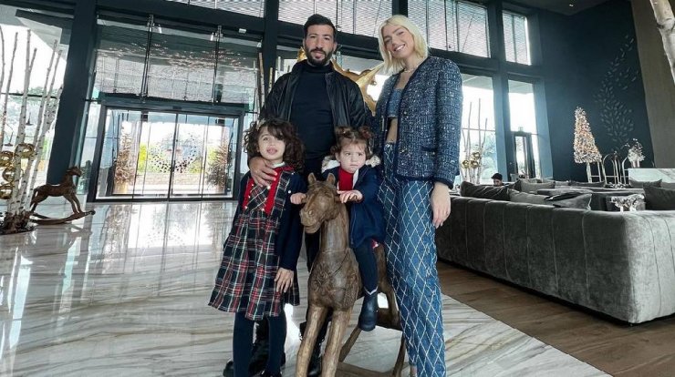 Νεοκλής Σκουρουμούνης: Χώρεσε στην αγκαλιά του τις δύο του κόρες, Αργυρώ και Στυλιανή [εικόνα]