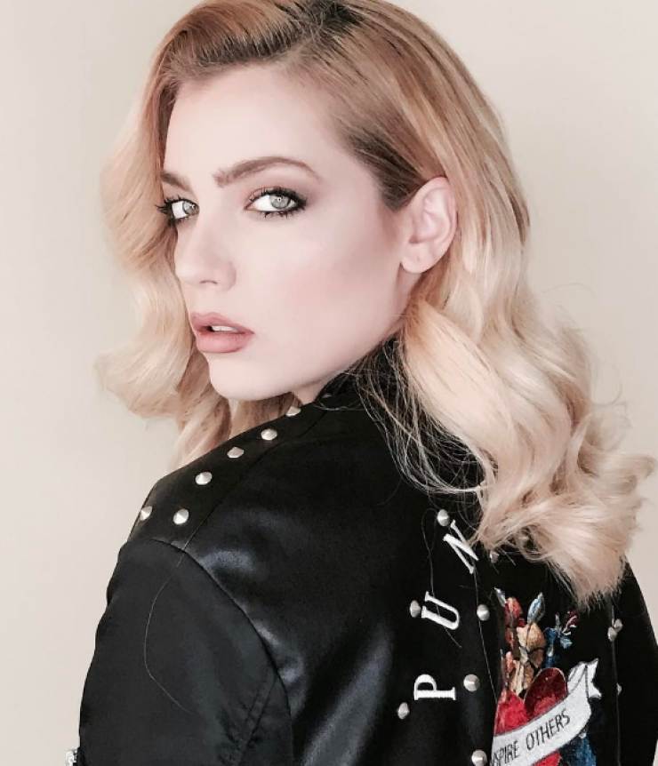 Άντρη Καραντώνη: Βόλτα με την κόρη της στην παραλία!