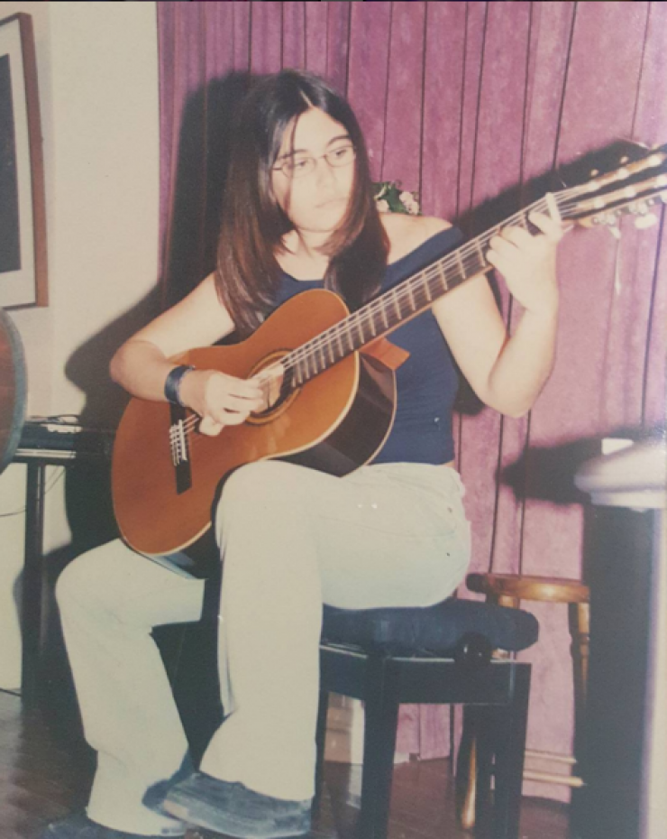 Ποια Ελληνίδα τραγουδίστρια είναι το κοριτσάκι της φωτογραφίας!