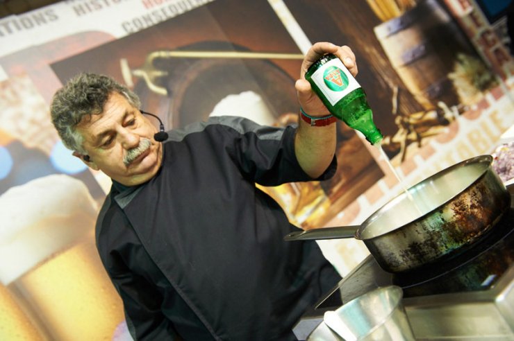 Δείτε τον Λευτέρη Λαζάρου να μαγειρεύει με μπύρα