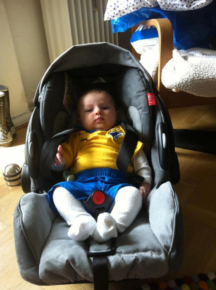 Ποιού ποδοσφαιριστή του ΑΠΟΕΛ γιος, είναι αυτός ο μπέμπης;