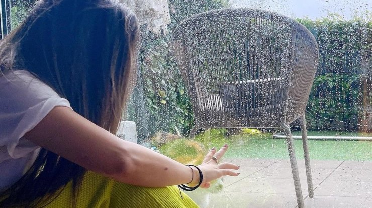 Ελληνίδα τραγουδίστρια αποκαλύπτει τον λόγο για τον οποίο δεν έχει ξαναστολίσει χριστουγεννιάτικο δέντρο από το 2013 [βίντεο]