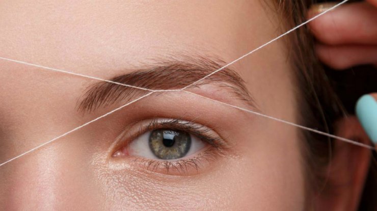 Πώς να κάνεις μόνη σου αποτρίχωση με κλωστή σε φρύδια και μουστάκι