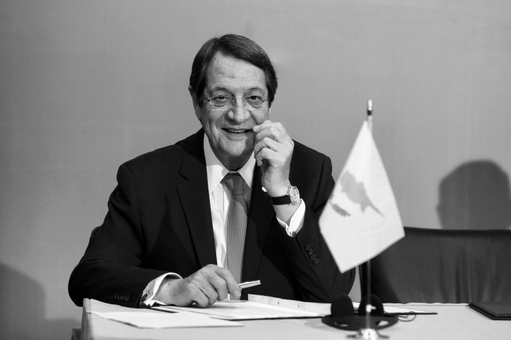 Νίκος Αναστασιάδης: Βρέθηκε σε glamorous party και πήρε το μικρόφωνο και ερμήνευσε Κώστα Χατζή