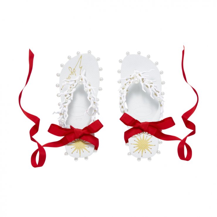 Γνωστοί σχεδιαστές βάζουν τη δίκη τους πινελιά στις Havaianas στηρίζοντας τον οργανισμό "Women for Women"