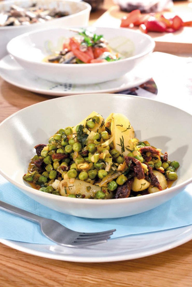 Αρακάς λαδερός με λιαστές ντομάτες, μάραθο, κουκουνάρι και μικρές πατάτες