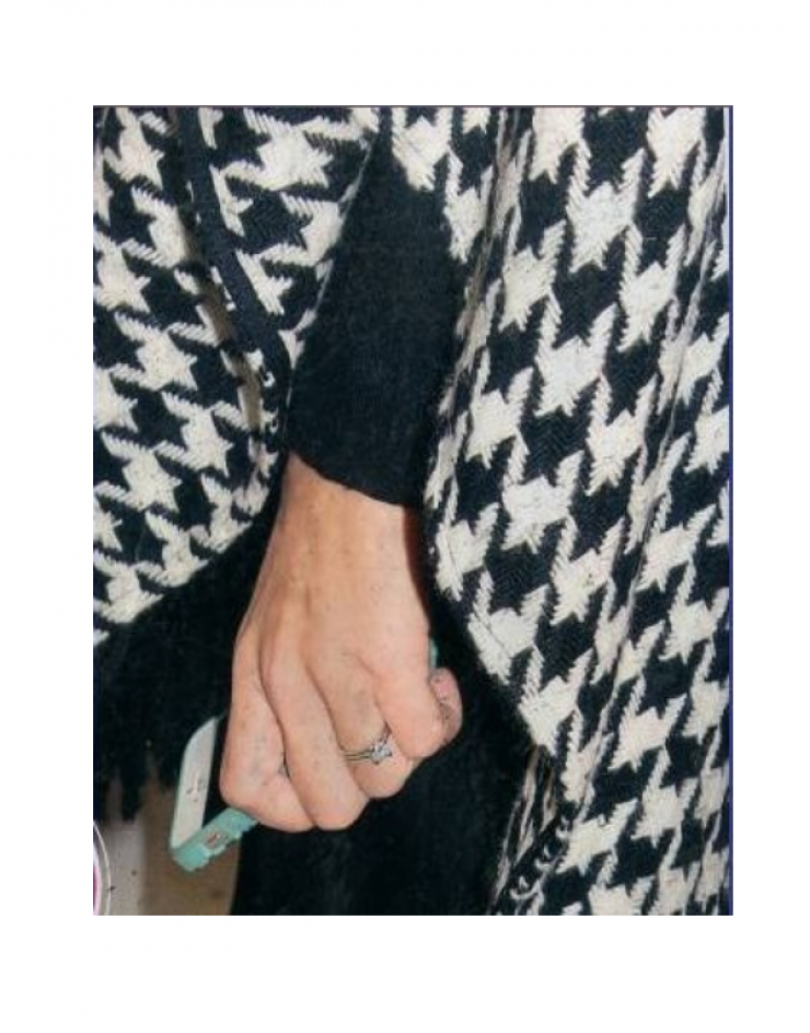 Με το μονόπετρο στο χέρι εμφανίστηκε Ελληνίδα παρουσιάστρια