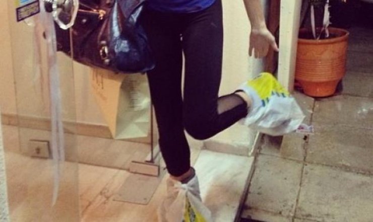 Ποια διάσημη Ελληνίδα κυκλοφορεί στη βροχή με σακούλες στα πόδια;