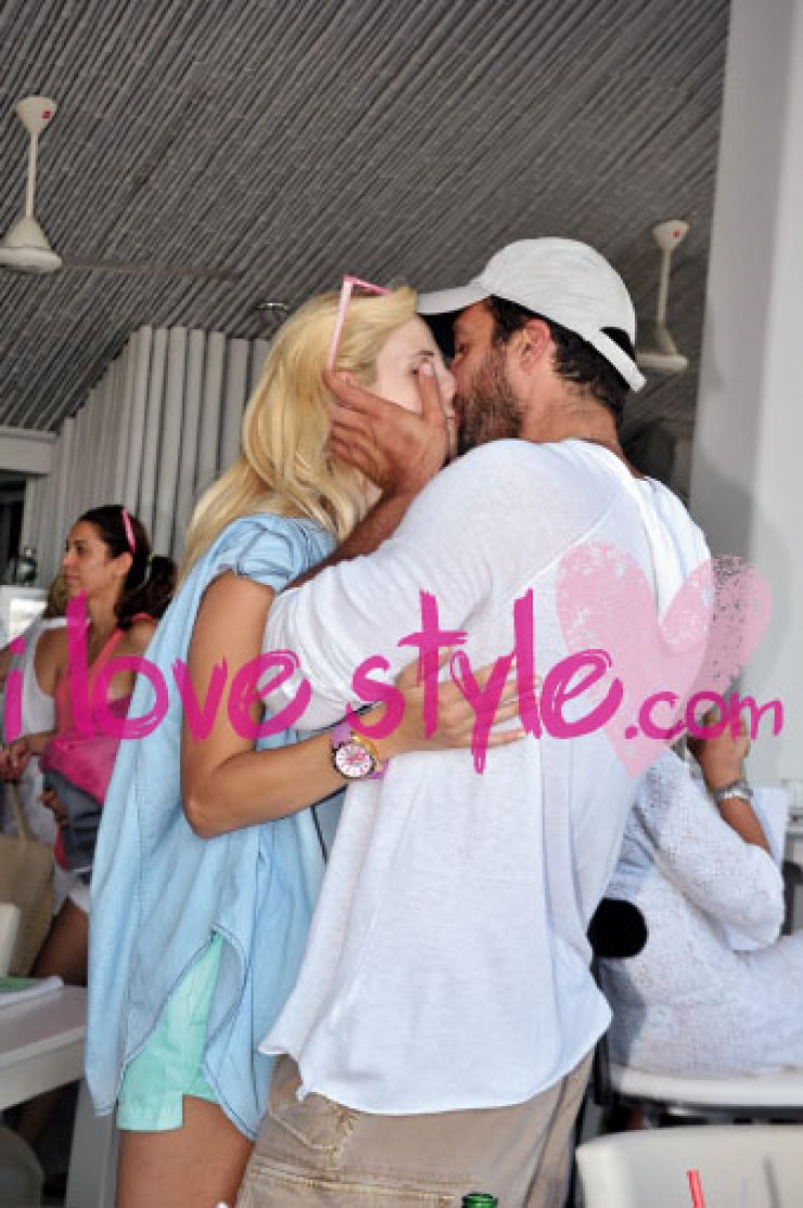 Xριστιάνα Αριστοτέλους - Κυριάκος Πελεκάνος: Καυτά φιλιά στο φωτογραφικό φακό