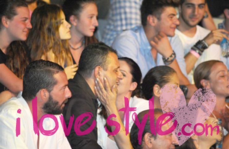 Κατερίνα Χριστοφίδου - Νίκος Κωτσονόπουλος: Τρυφερά φιλιά και χάδια στη συναυλία του τραγουδιστή του έρωτα στη Λάρνακα [εικόνες]