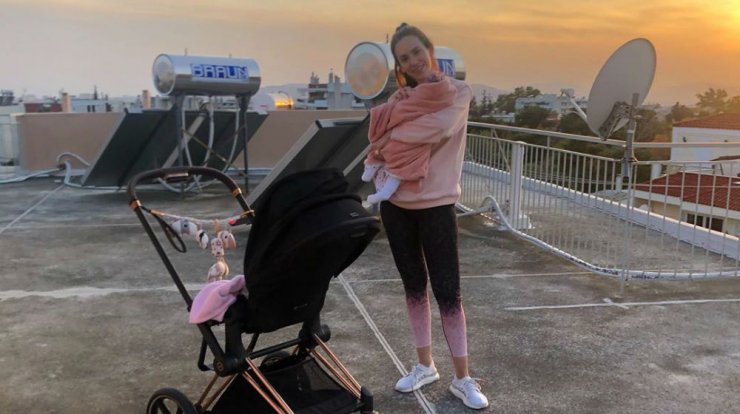 Πούμπουρας - Θεοχαρίδη: Η κόρη τους έγινε έξι μηνών και η εικόνα της ειναι ότι πιο χαριτωμένο έχετε δει σήμερα στο timeline σας