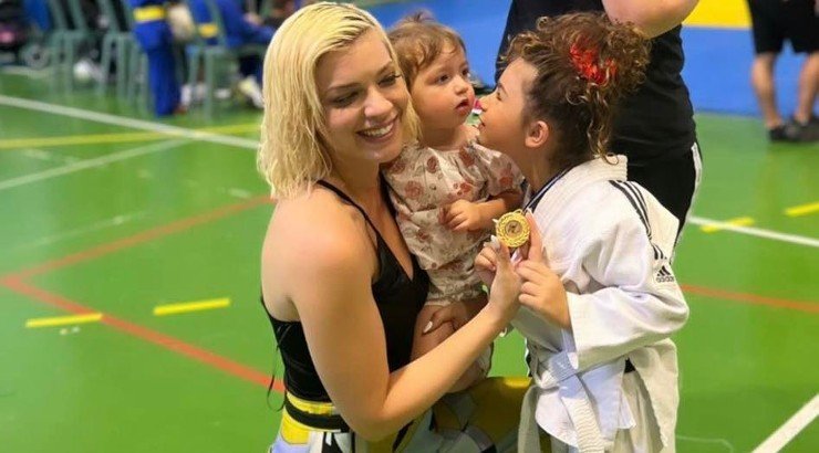 Καραντώνη – Σκουρουμούνης: Η Αργυρώ τους συμμετείχε στον πρώτο της αγώνα judo και ποζάρει με το μετάλλιο