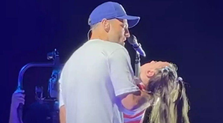 Κωνσταντίνος Αργυρός: Συγκίνησε σε συναυλία του τραγουδώντας αγκαλιά με κορίτσι με μυϊκή ατροφία [βίντεο]