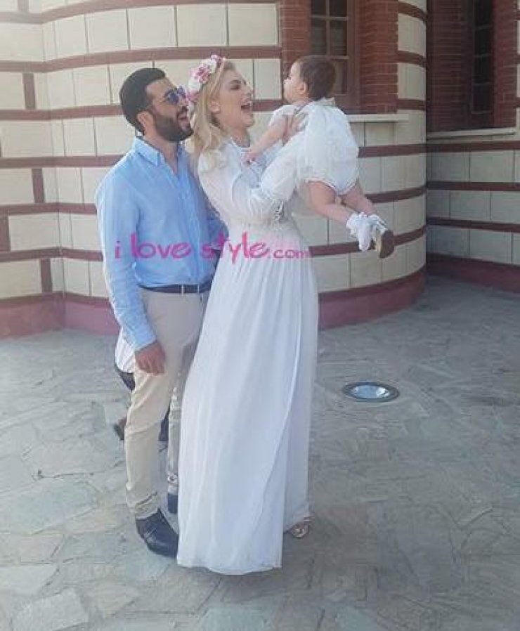 Άντρη Καραντώνη – Νεοκλής Σκουρουμούνης: Βάφτισαν την κόρη τους!